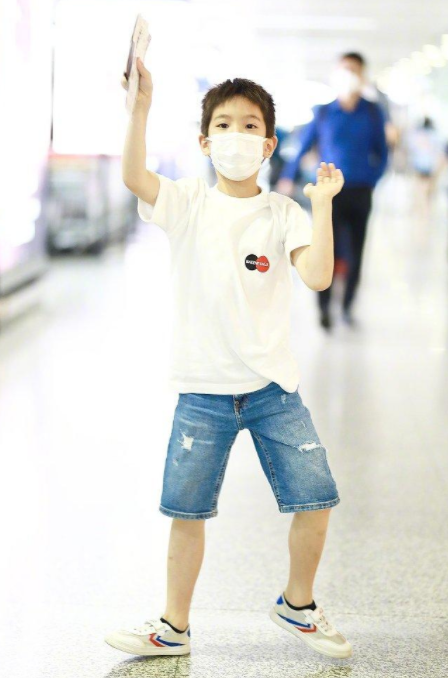 还记得杜江儿子嗯哼吗，和妈妈走机场被偶遇，8岁变化大到认不出