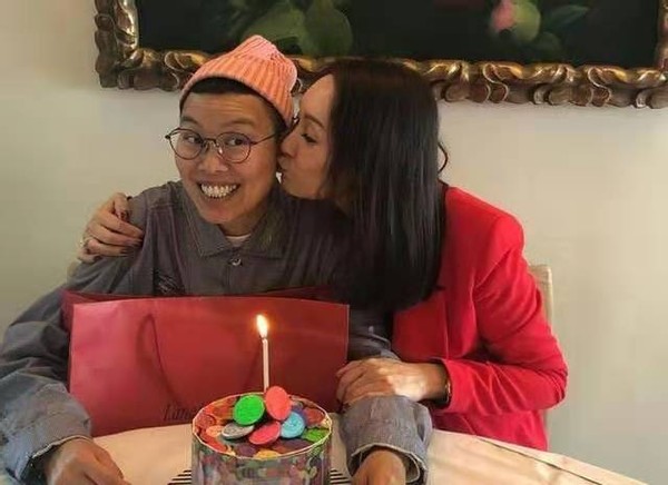 郭可盈三姐弟罕見同框，小妹罕露面，剪寸頭似男生顏值差別太大