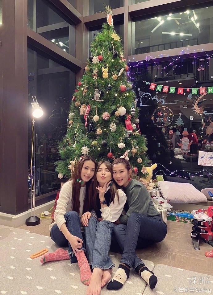 SHE合体过圣诞，贴头合照尽显姐妹情深，Ella笑成眯眯眼