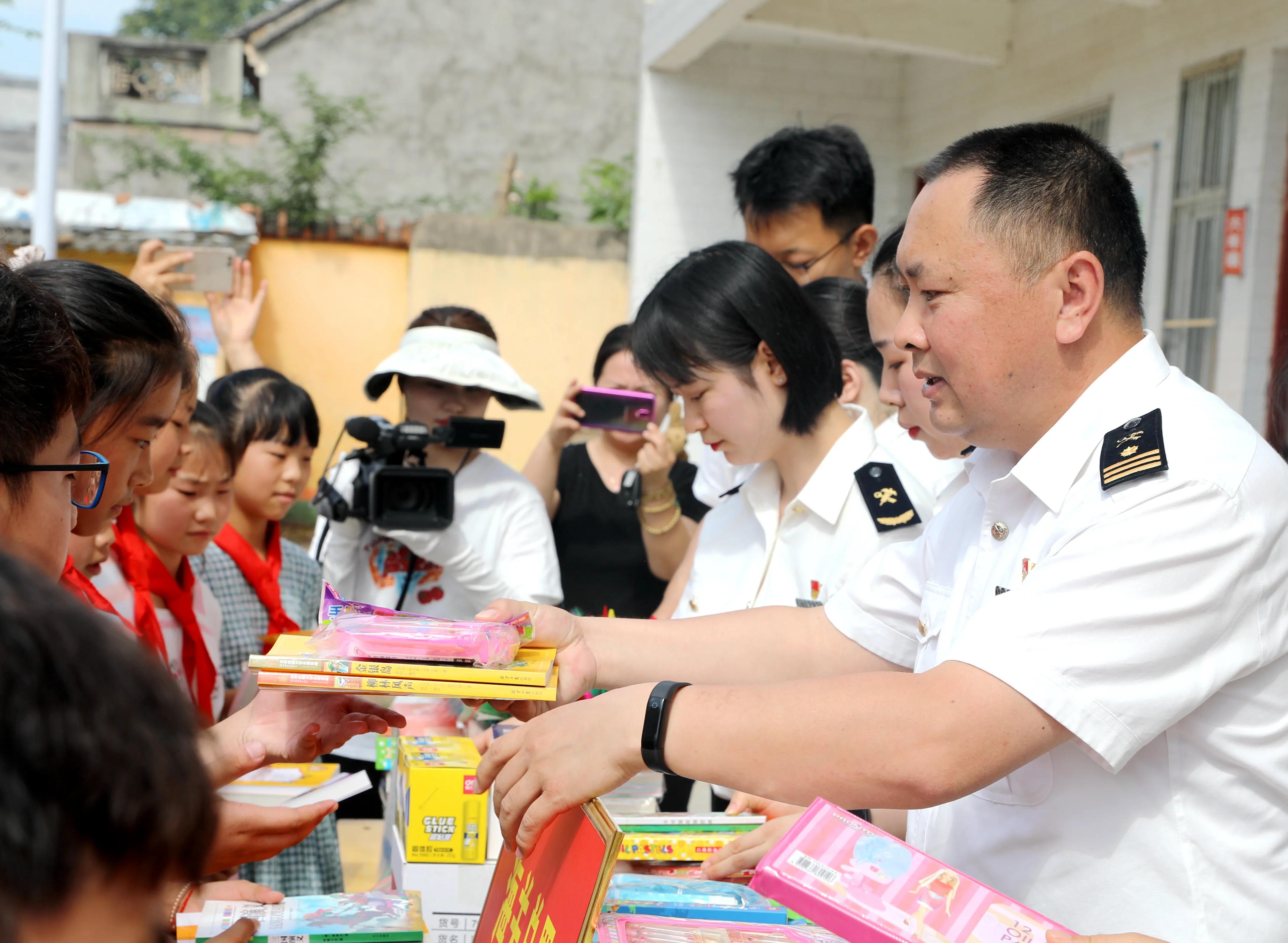 河南鲁山：海关总署统计司为辛集第十小学捐赠5000余元图书