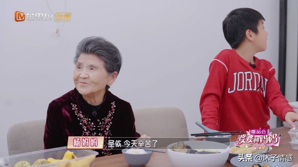 黄圣依的婆婆被网友夸赞，看完她做的这些事，我明白了
