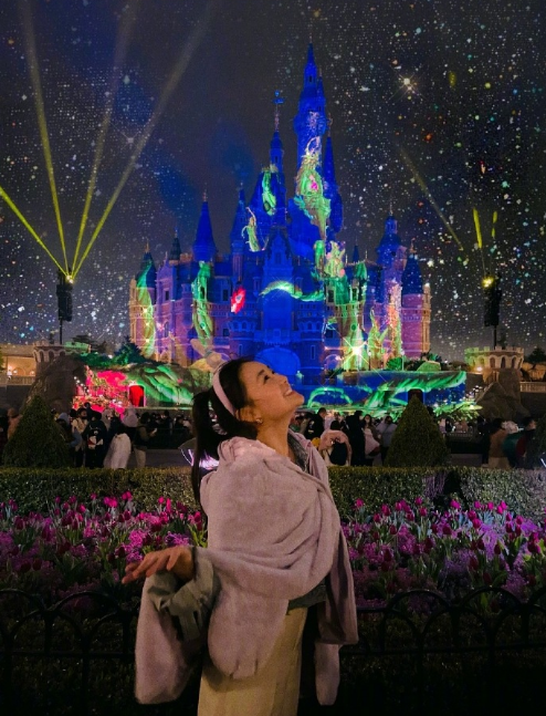 迪士尼五週年，星二代云集：孫莉女兒穿漢服，楊威曬雙胞胎姐妹花