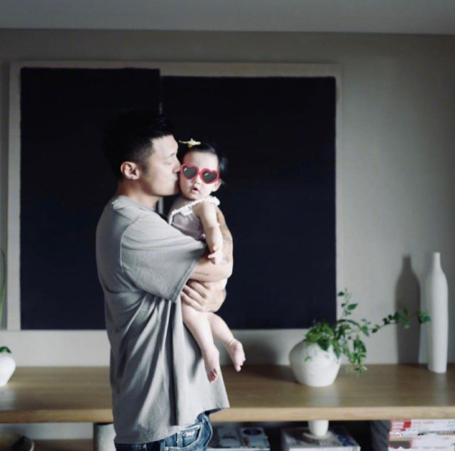 余文乐罕晒与女儿合照，28周早产妹妹长势喜人，全身肉嘟嘟萌翻