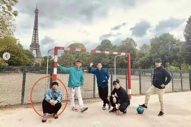 周杰伦获赠圣日耳曼专属球衣，与昆凌开心展示，球号意义非凡