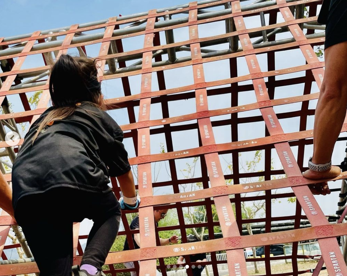 昆凌參加親子運動，女兒搬輪胎不嬌氣，弟弟高冷比耶成Q版周杰倫