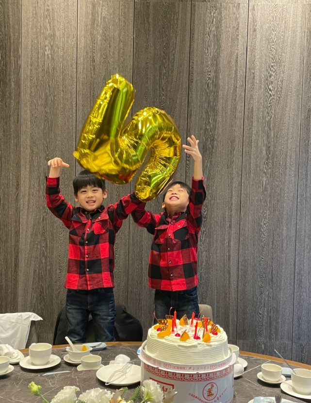 陳若儀帶兒子戶外嬉戲，雙子星越長越不像，一個隨媽一個像爸