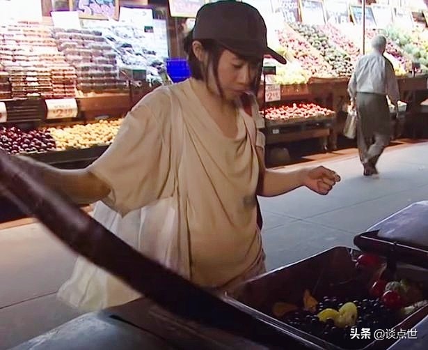 从不花钱买卫生纸，边洗澡边洗衣服！她每月用两百美元活在纽约！