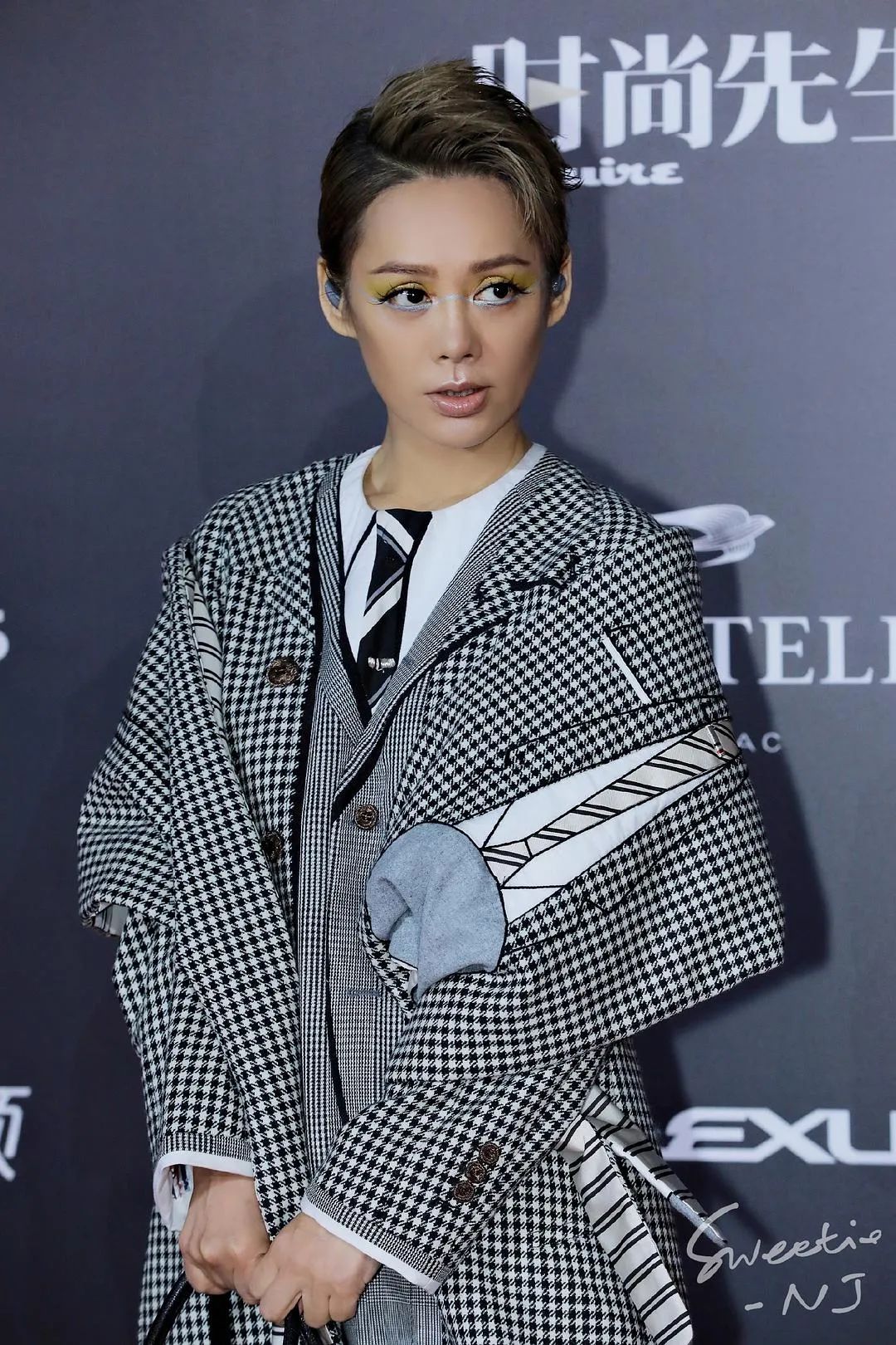 人间尤物张雨绮，怎么把10w的迪奥穿成3块8包邮的