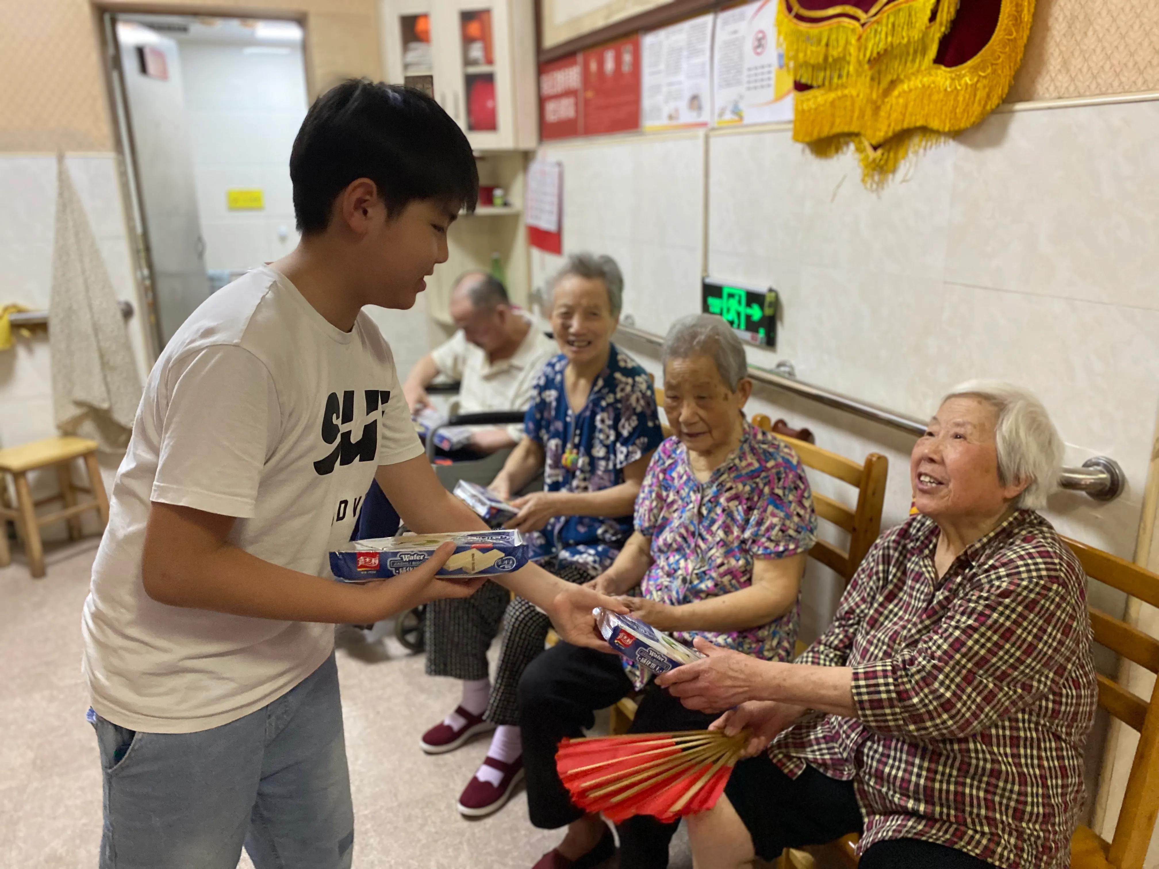 「武汉好人圈」网讯：“好人圈”在敬老院与老人们过端午节