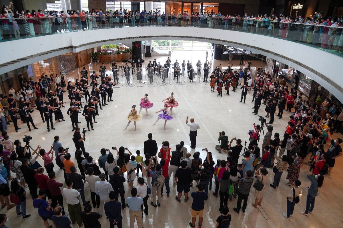 喜迎七一，香港青年以“快闪交响乐”的方式祝福祖国