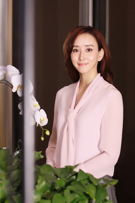 43岁胡静：身材和颜值如同少女，嫁入豪门，把老公熬成“爹”
