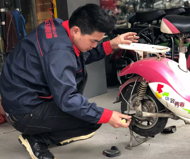 充電“先插電源”和“先插電池”，哪個(gè)會傷電動車？車主：馬上改