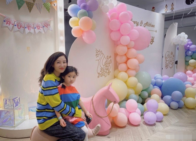 鄭希怡曬女兒生日現場照，Jasper被浸浸摟著，插兜耍酷難掩開心
