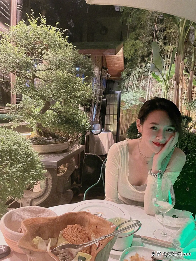 于明加夜生活真丰富，深夜买醉穿薄纱秀直尺肩