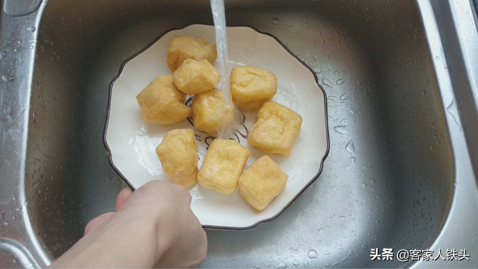 油豆腐加1块鱼腩，教你一个懒人又好吃做法，嫩滑味美没一点腥味