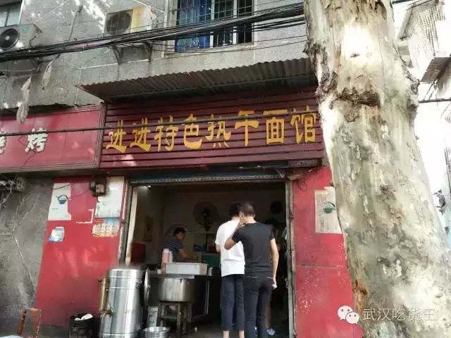 在武汉这个老城区，排队才能吃到传奇美食，物