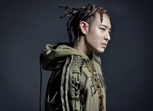 潘玮柏突然官宣结婚，周杰伦撒花为他庆祝，网