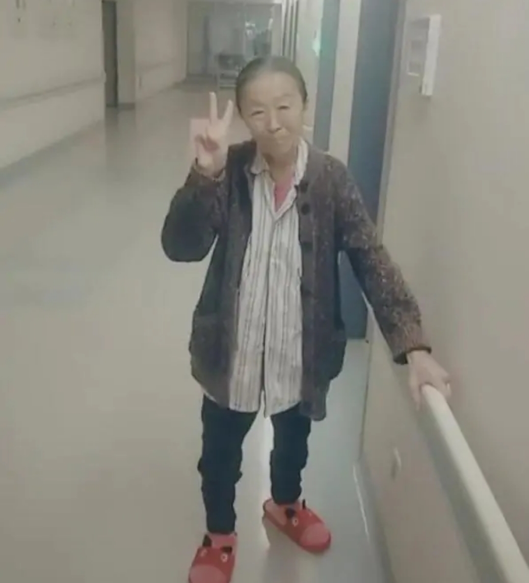 83岁张少华晚年凄惨！坐轮椅客串拍戏，出院仅干儿子杨志刚来接