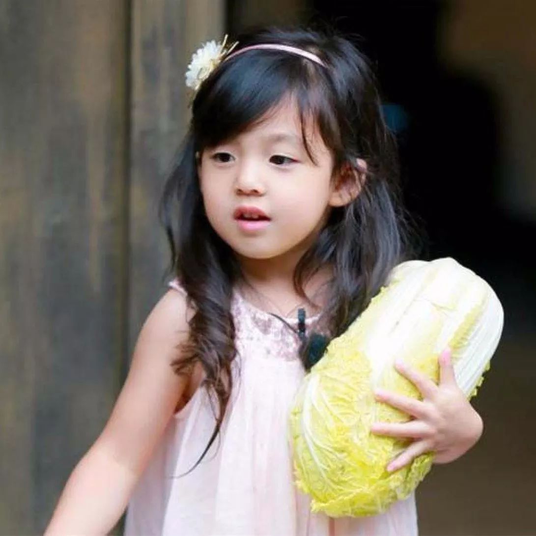 软萌公主小泡芙长大了，如今7岁，身材修长一双大长腿实力吸睛