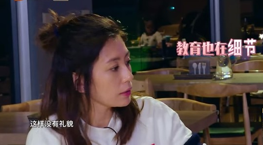 賈靜雯育兒觀獲贊，大女兒乖巧、咘咘波妞靈動，三姐妹各具特色