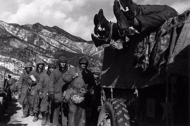 毛主席万里调兵围歼美军王牌，志愿军卧雪死战长津湖，结果如何？