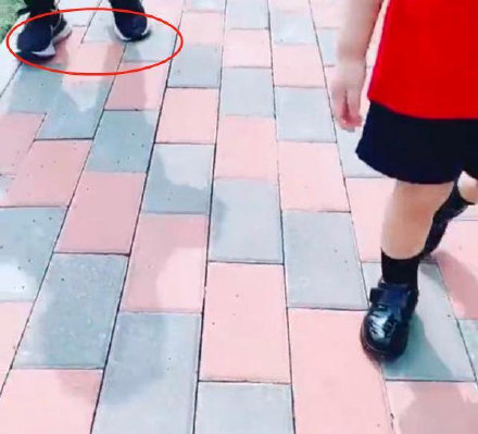 陈妍希送儿子上学意外秀恩爱，小星星肉嘟嘟步伐酷似陈晓超可爱