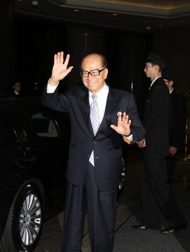 在英国亏掉上千亿后，李嘉诚回来抄底了，花百