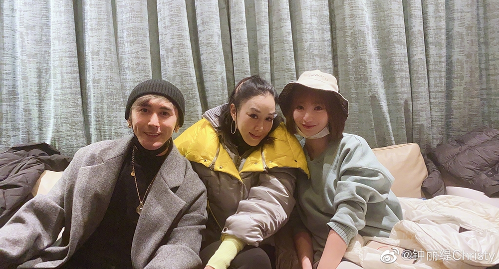 50岁钟丽缇扮嫩晒照，衣服臃肿表情僵硬，老公张伦硕瘦脱相