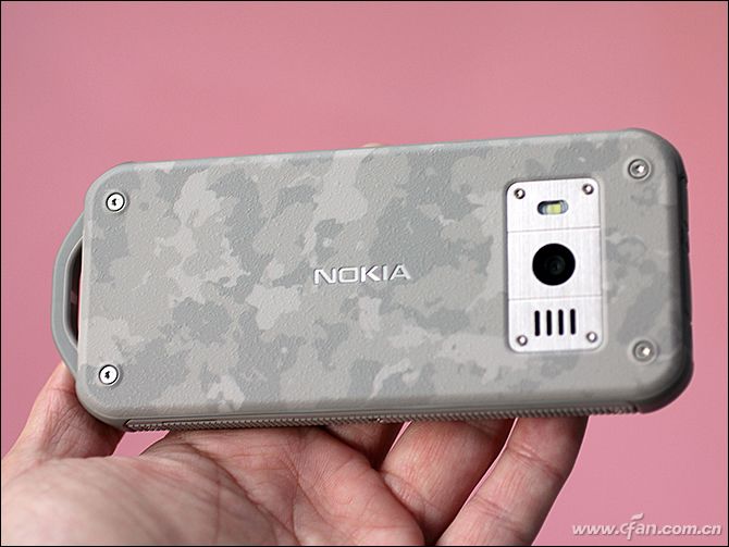 核桃看了很“心颤”Nokia 800三防手机评测图赏