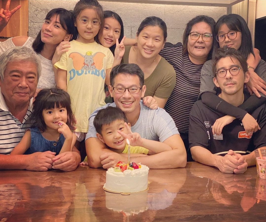 贾静雯为修杰楷过父亲节，与双方长辈合影，咘咘波妞送卡片超暖心