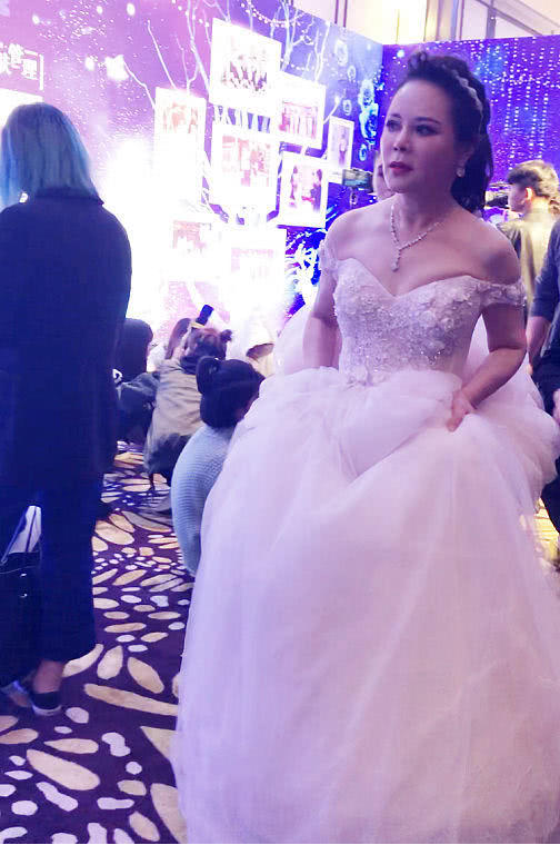 孙俪的妈妈才是会保养，都当姥姥的人了，却穿的比小姑娘潮