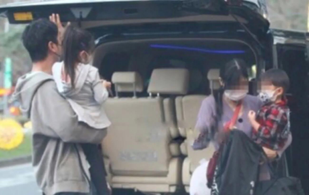 周杰倫一家四口出門吃甜品，一雙兒女正臉曝光，姐弟模樣很可愛