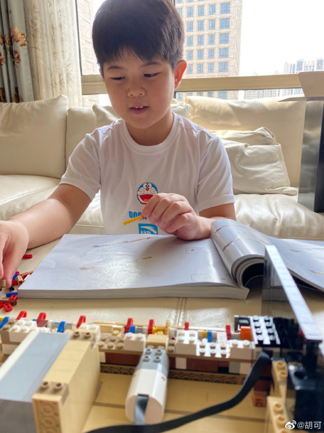 沙溢晒小鱼儿去上学，兴高采烈比剪刀手，口罩定制有名字“尼莫”