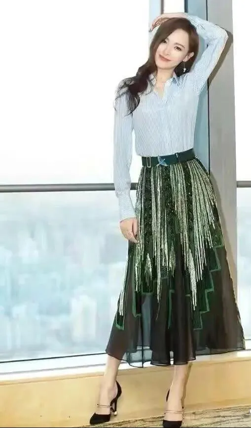 唐嫣生娃后大变样，剪齐刘海穿抹胸裙