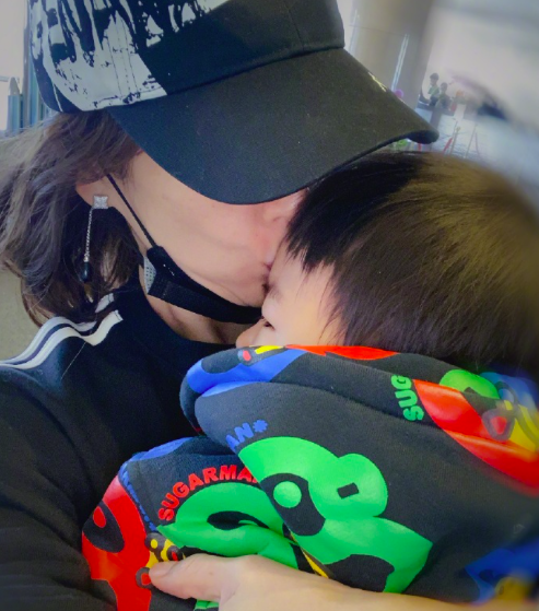 章子怡二胎兒子長大了！ 17個月爬沙發顯乖巧，卻因穿紙尿褲惹爭議