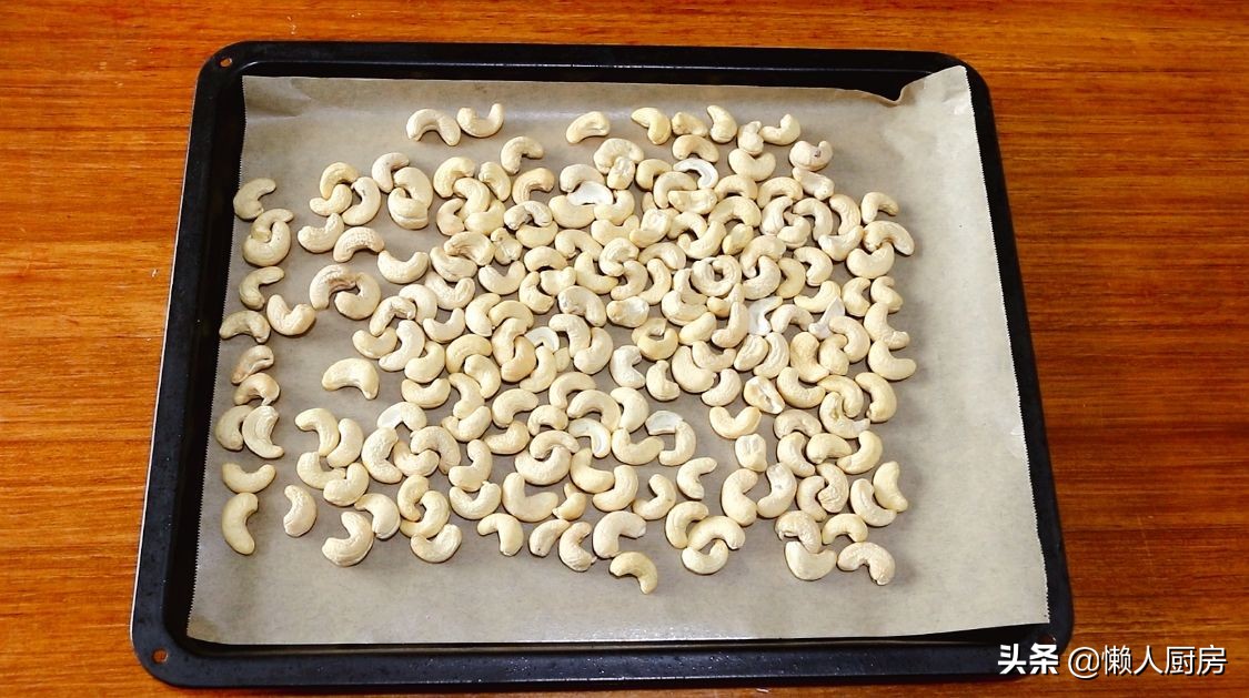 腰果不用油炸，撒點白糖炒一炒，比油炸得更好吃，香甜酥脆