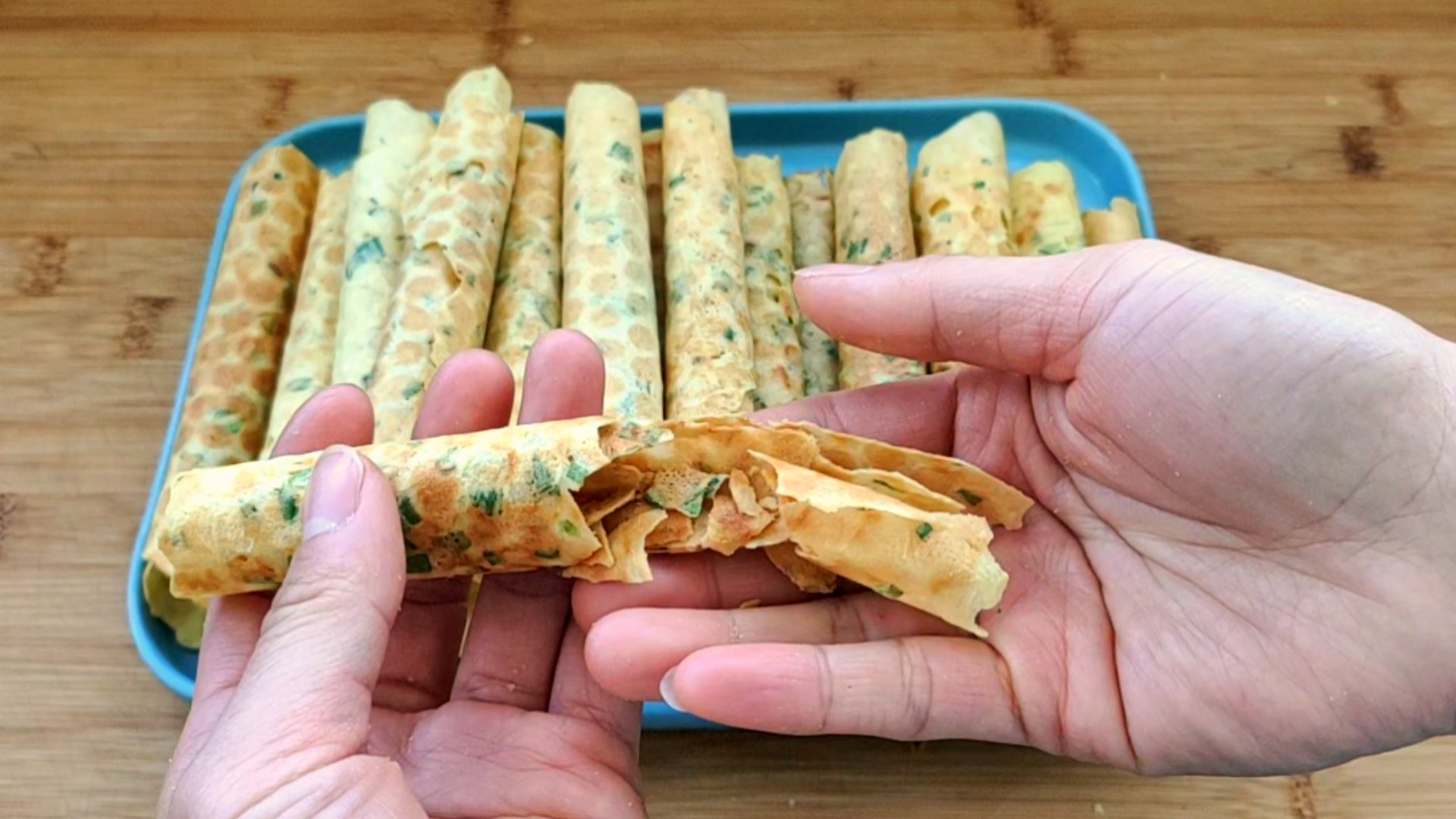 超简单的自制零食：香葱薄脆，太香太脆了，宅家必备