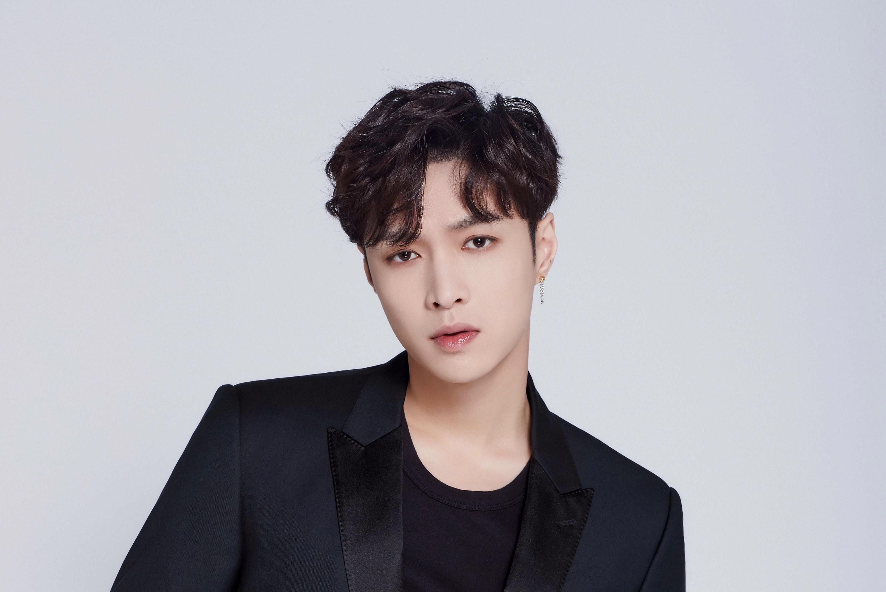 哭着说要“带领华语音乐进军全世界”，张艺兴