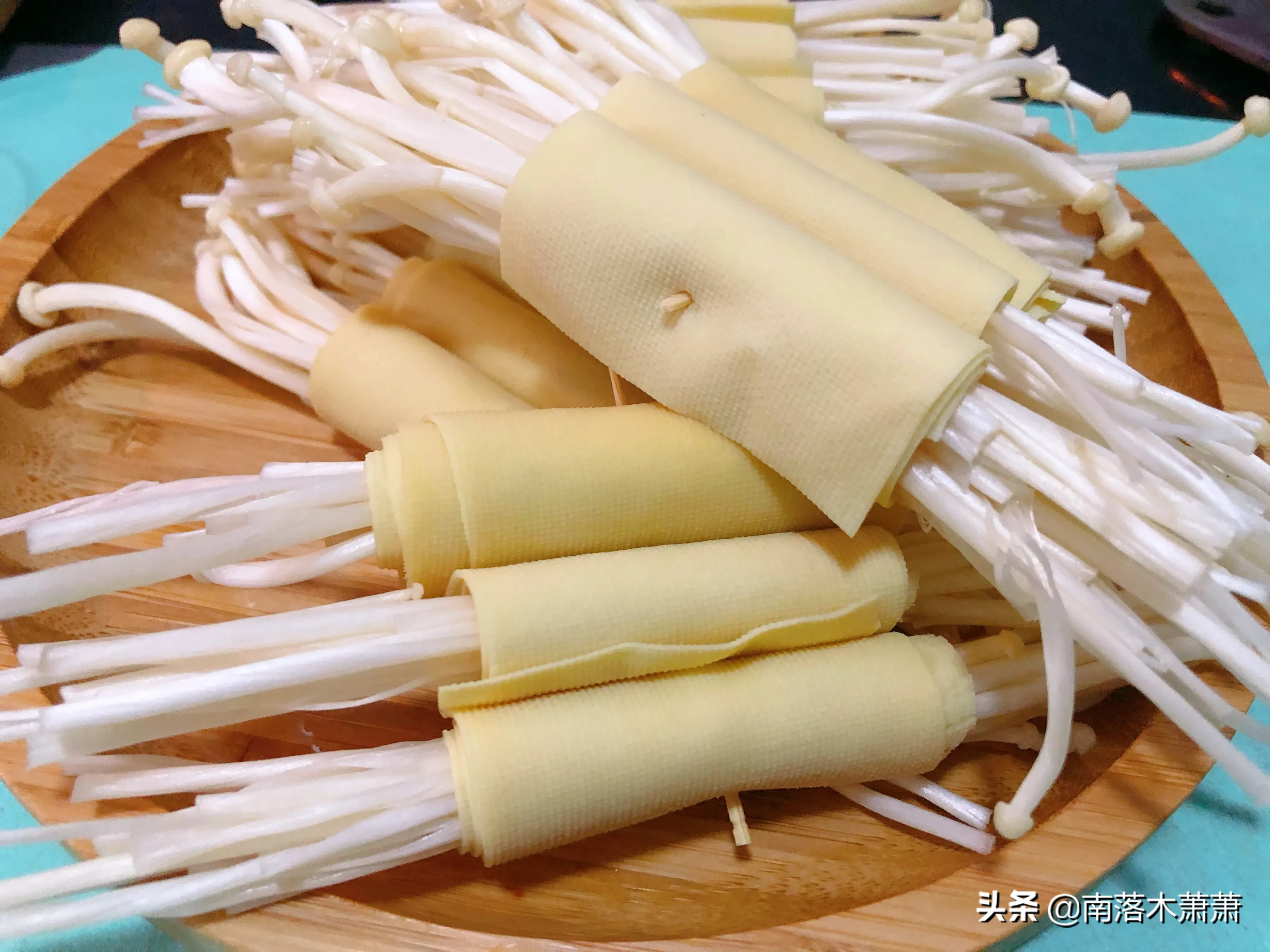 Enoki mushroom and dried tofu are a hundred times more delicious than fried and grilled, especially the thick sauce