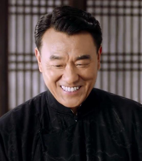 求求演员们，做烤瓷牙颜色悠着点，“夜光牙齿