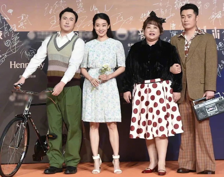 38岁贾玲现身，胖到脖子看不出疑有180斤，比陈赫体型大2倍