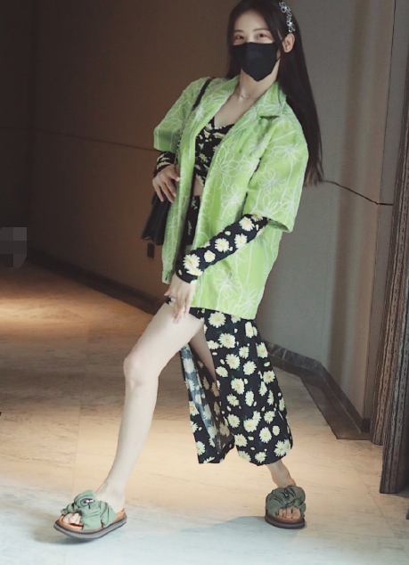 杨超越发现正前方有镜头拍她，故意对镜撩开裙