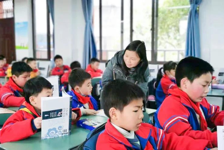 老师，您笑起来真好看——记双流区金桥小学“三八”妇女节活动