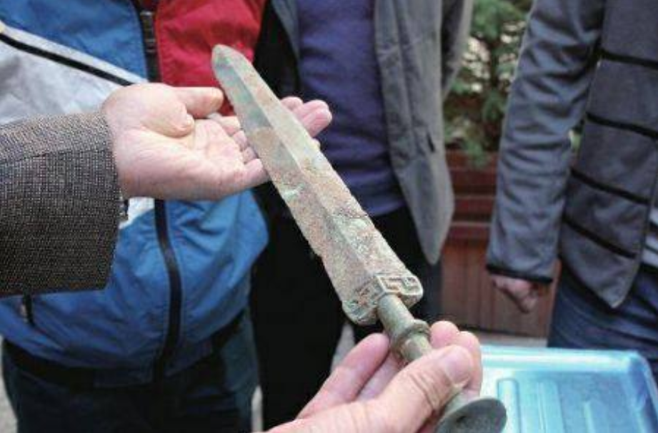陕西工人捡到一把古剑，商人出20万不卖，自愿上