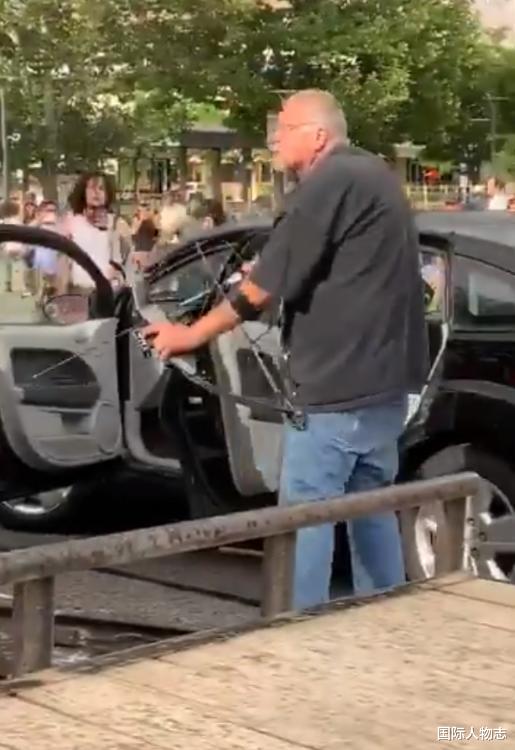 美国白人男子用弓箭瞄准黑人，箭还没射出去就