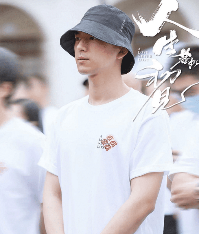 《人生若如初见》开机，李现和魏大勋剃光头现身，两人合作很开心