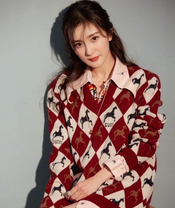 Company of dissatisfaction of Yang Mi vermicelli made from bean starch holds heat in both hands cling to, perform sodden theatrical work always still to Yang Mi, 