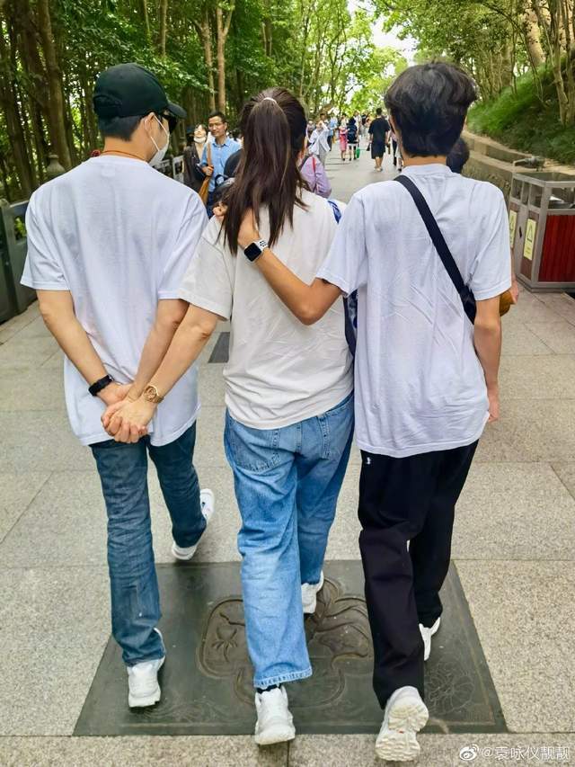 袁咏仪七一游普陀山为祖国祈福，魔童比妈妈高，一家三口太幸福