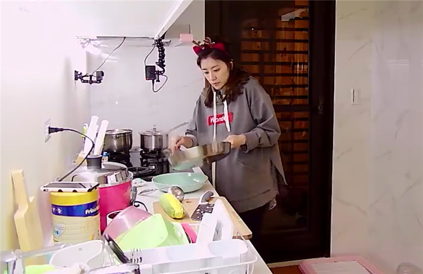 賈靜雯和修傑楷的幸福之家，客廳無隔斷更寬敞，鋪地毯打造休閒區