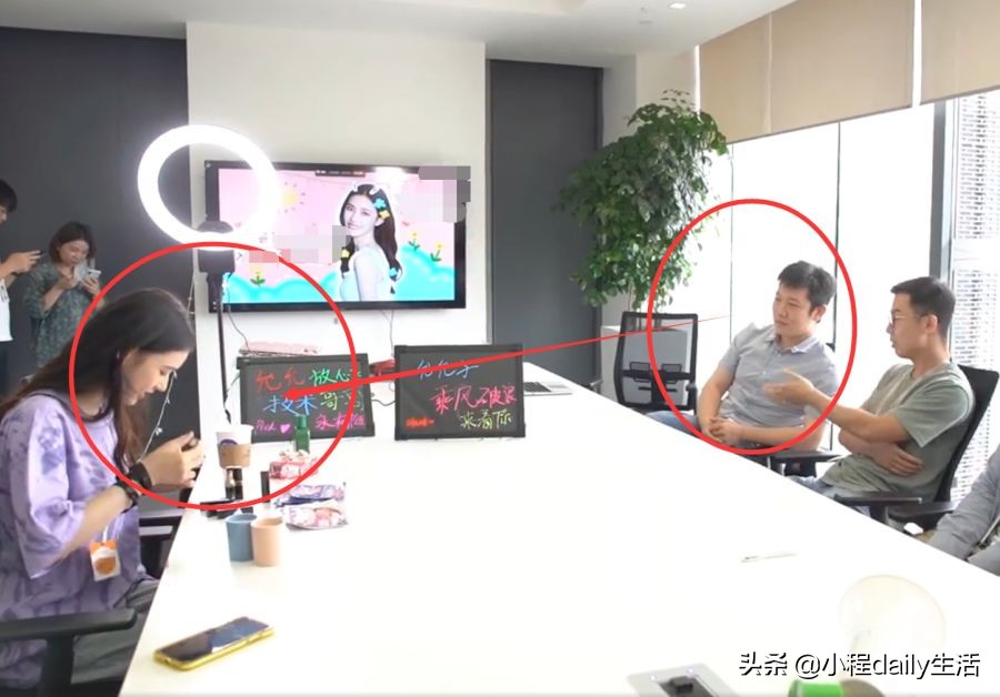 林允帮员工涂口红，不知如何配合谁注意她的反